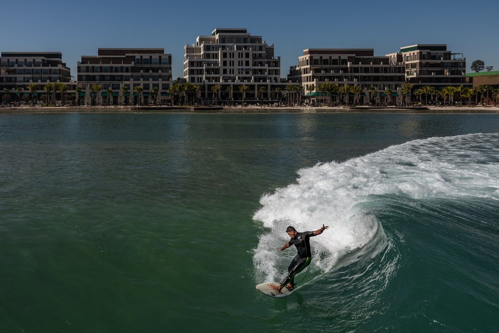Um surfista treina na piscina de ondas do Boa Vista Village, que mede 220 metros de comprimento Um surfista treina na piscina de ondas do Boa Vista Village, que mede 220 metros de comprimento