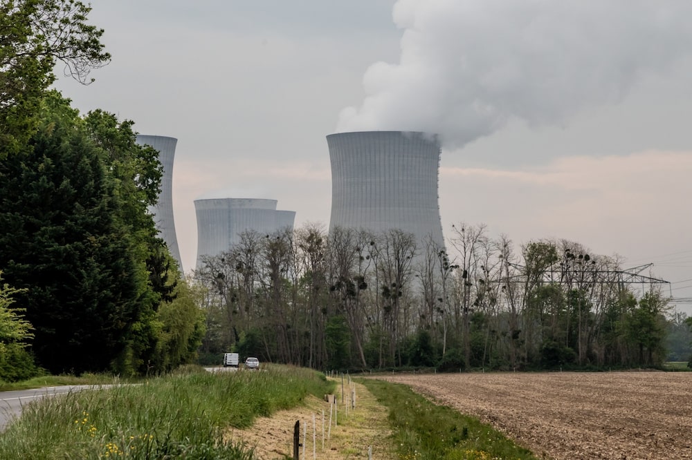 Torres de refrigeración en la central nuclear de Dampierre-en-Burly, operada por Electricite de France SA (EDF), en Dampierre-en-Burly, Francia, el martes 3 de mayo de 2022. Torres de refrigeración en la central nuclear de Dampierre-en-Burly, operada por Electricite de France SA (EDF), en Dampierre-en-Burly, Francia, el martes 3 de mayo de 2022.